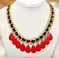 Collier chic de rouge et d'or