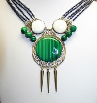 Collier estampe bronze, perles et cabochon en malachite et nacre