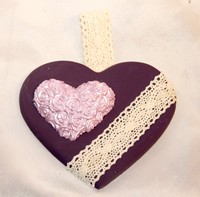 Coeur en plâtre à suspendre et à parfumer violet/écru