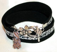 Bracelet double tour daim noir et ruban blanc impimé