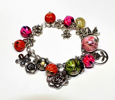 Bracelet argenté, perles potirons multicolores et breloques fleurs